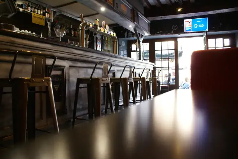 L'Univers Bar à Sedan - Vue intérieure de notre établissement historique depuis 1932 sur la place de la Halle