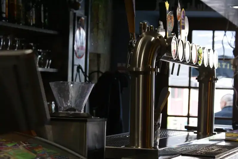 Intérieur authentique de L'Univers Bar à Sedan - décoration d'époque et ambiance conviviale des Ardennes